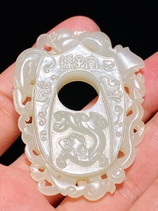 乾隆|清乾隆 和田玉籽料 白玉 宜子孙 螭龙纹韘形佩 鸡心佩