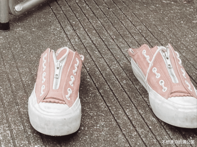 谭松韵|31岁谭松韵自拍状态超好,“歪头杀”慵懒范十足,粉色帆布鞋抢镜