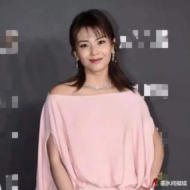 秦岚|高颜值也难驾驭粉色!杨幂胖20斤,刘涛变五五分,刘嘉玲扮嫩失败