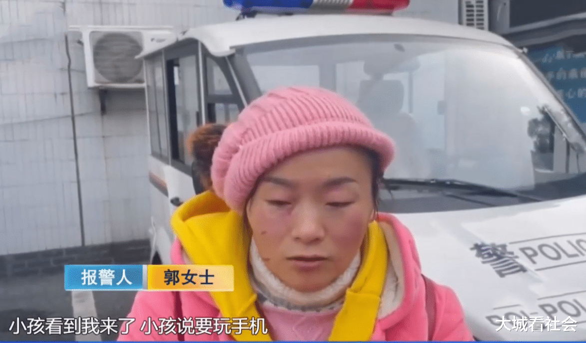 被家暴赶出门?女子路边哭诉丈夫打她,被反怼给3个月婴儿喂瓜子