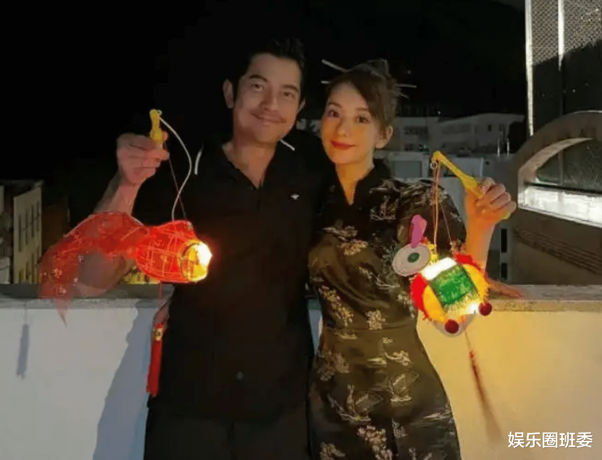 姐姐|方媛带俩女儿看恐龙化石,挎奢侈包腰细腿长,C宝和妹妹软萌可爱