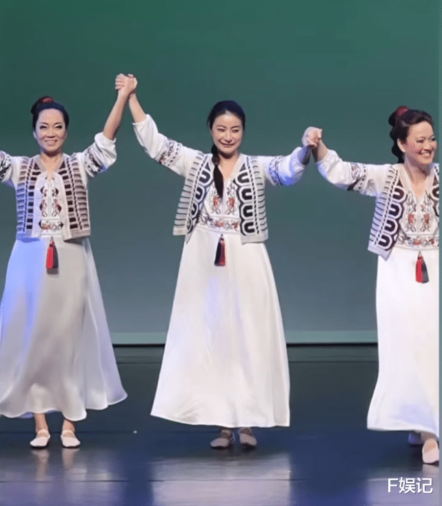 郭晶晶|郭晶晶上台表演霍启刚和儿子当观众捧场 一家三口在后台开心合影