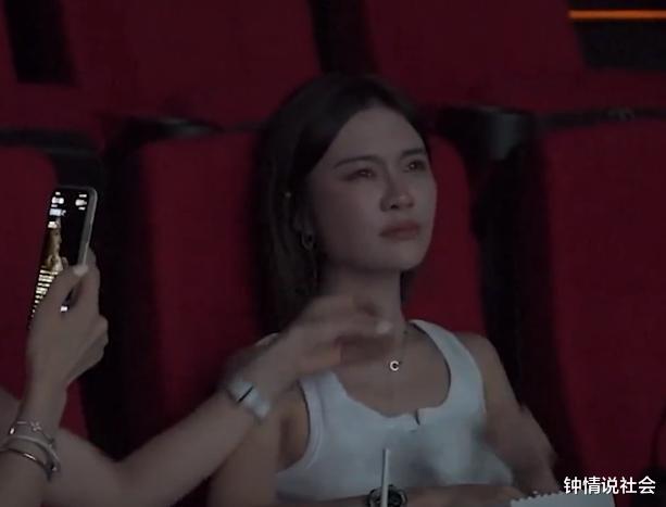 河北一夫妻结婚10周年,丈夫送百万车礼:谢谢你嫁给一无所有的我