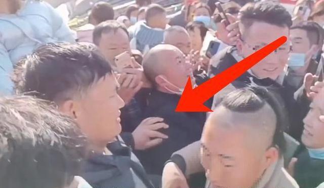 央视春晚|大衣哥登县级春晚，遭网友恶语相向，陈亚男打电话给朱之文拜年