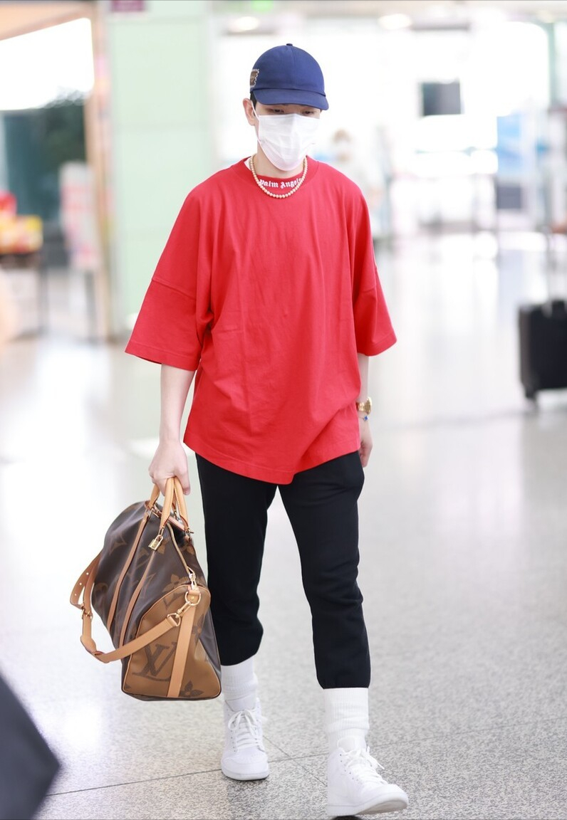 萧敬腾|萧敬腾时尚感真好,把大红色T恤穿得这么潮,造型很抢眼