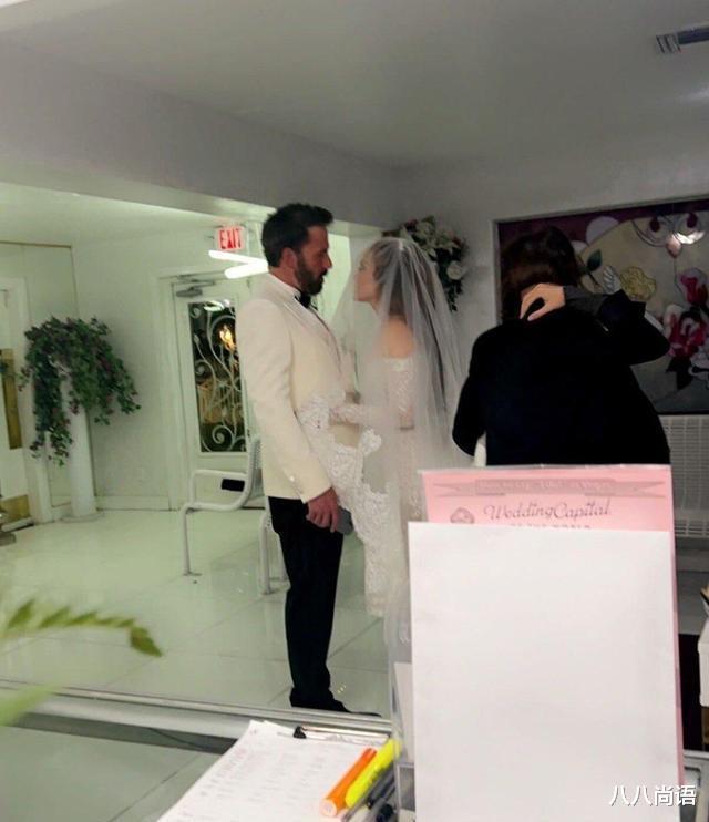 本阿弗莱克大婚,母亲从码头上摔倒跌破腿!被救护车紧急送往缝针