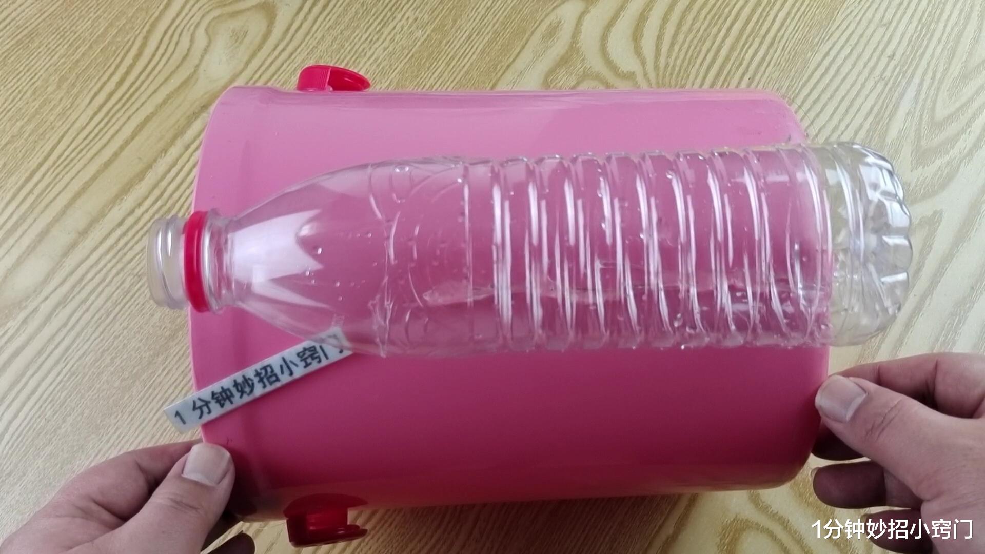 今天才知道，原来垃圾桶上放个塑料瓶，还有这个厉害的作用，真棒