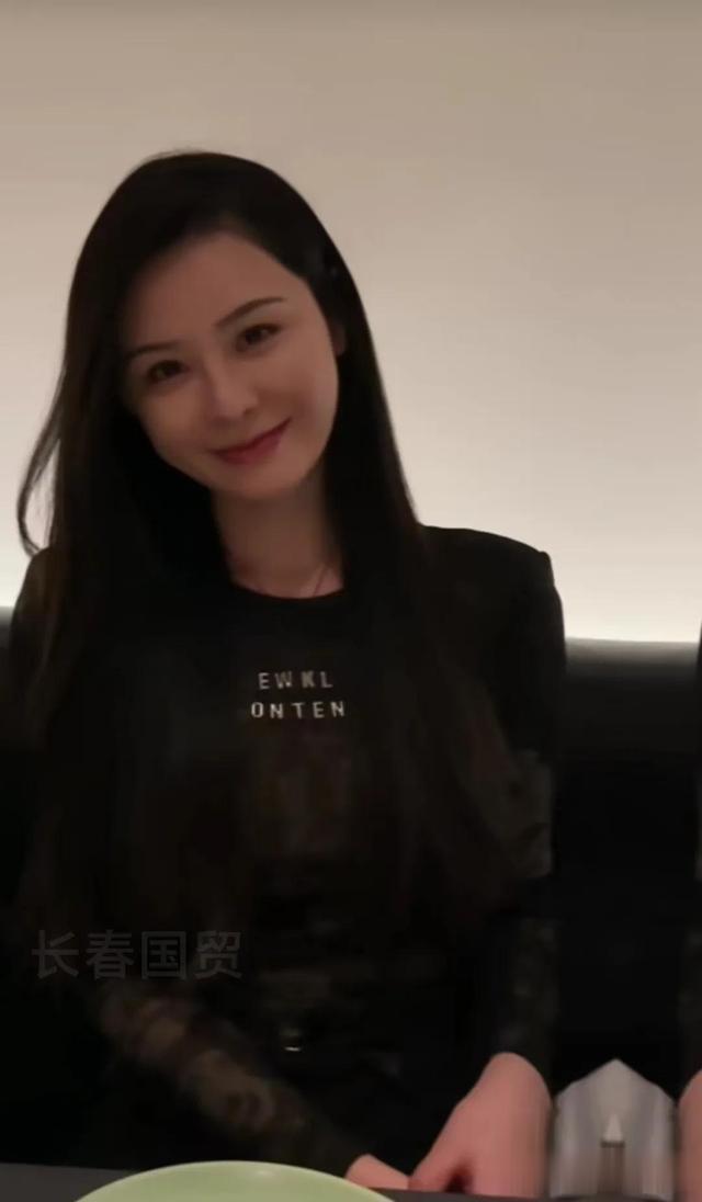 张颖颖|狗仔曝光汪小菲与女生接吻后,张颖颖首次露面心情未受影响