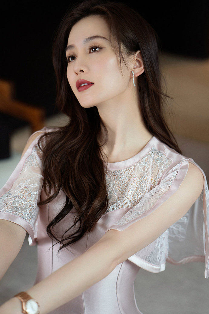 沉香如屑|美图分享|“四小花旦”刘诗诗,雪肤玉貌身材曼妙,简直美呆了!