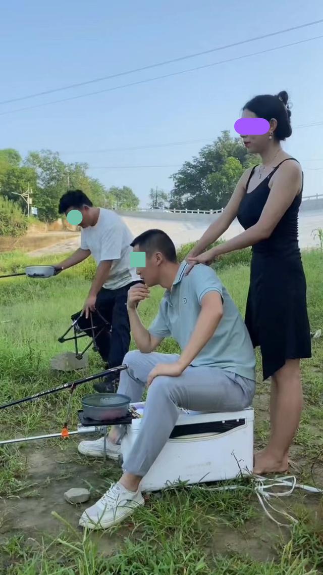 以太坊|上门女婿家庭地位高,休闲钓鱼的时候,妻子站在身后给他揉肩