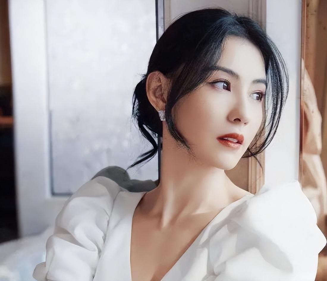 张柏芝|前夫变继子?港媒曝张柏芝恋上86岁谢贤,谢霆锋现身医院疑做亲自鉴定