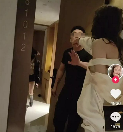 捉奸事件回顾:女网红男友出轨粉丝,女友现场捉奸,场面一度失控