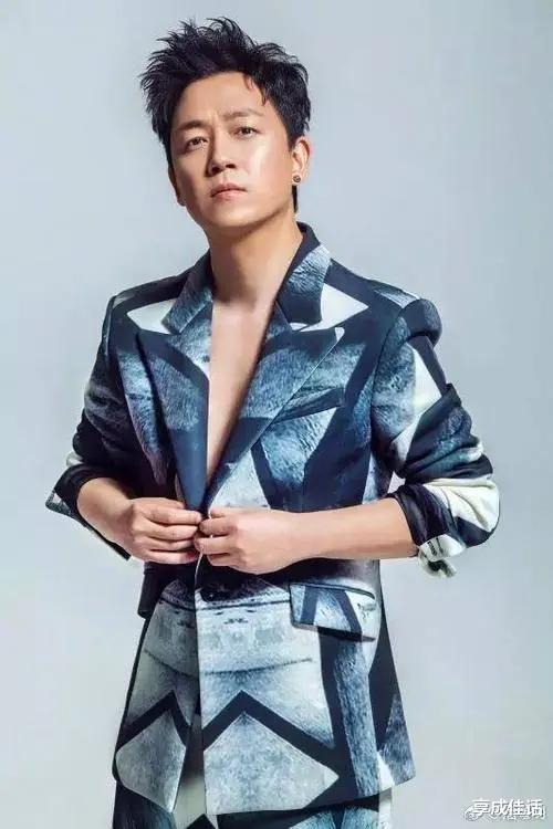 潘粤明又被网友催减肥了，毕竟是公众人物，过年过节也不能胡吃海喝