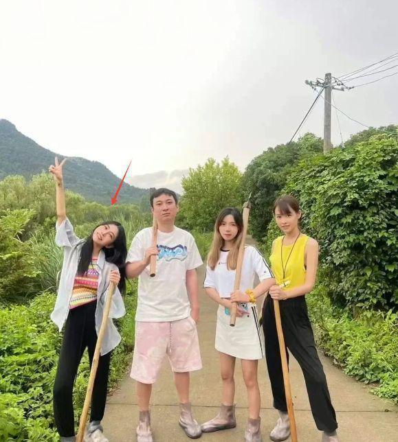 王思聪|王思聪三亚骑马画面曝光,含胸驼背头发还凌乱,身边还有美女陪伴