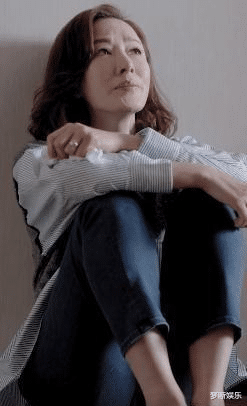 杨怡|杀青宴女星当老公面亲别人两次，老公表情僵硬：不拍戏也能这样？