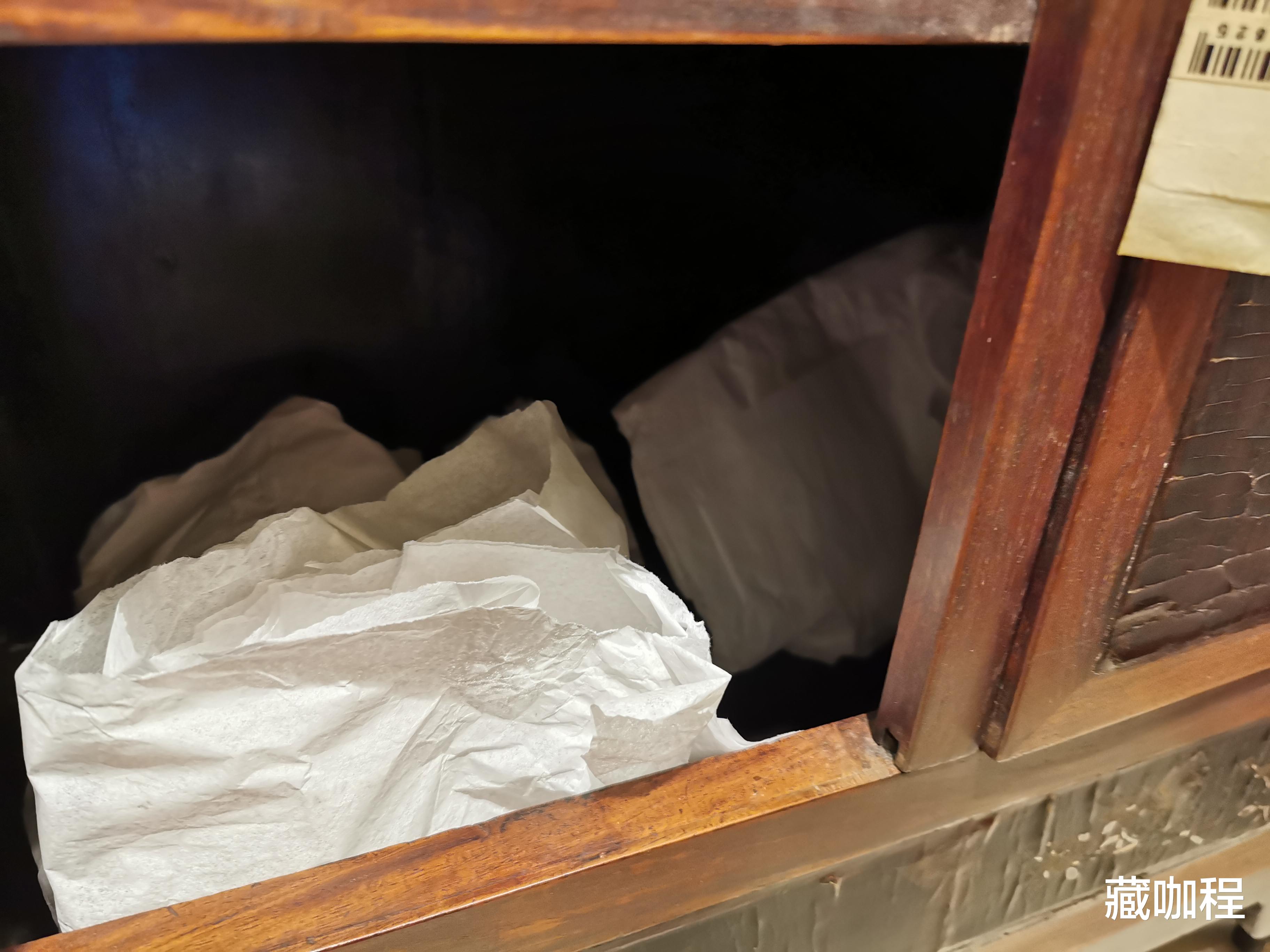 |估价四五十万元,黄花梨框黑漆面小方角柜流拍