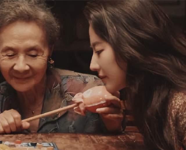 刘亦菲|娱乐圈的“中流柱”，84岁拿影后，与刘亦菲闺蜜情引感慨