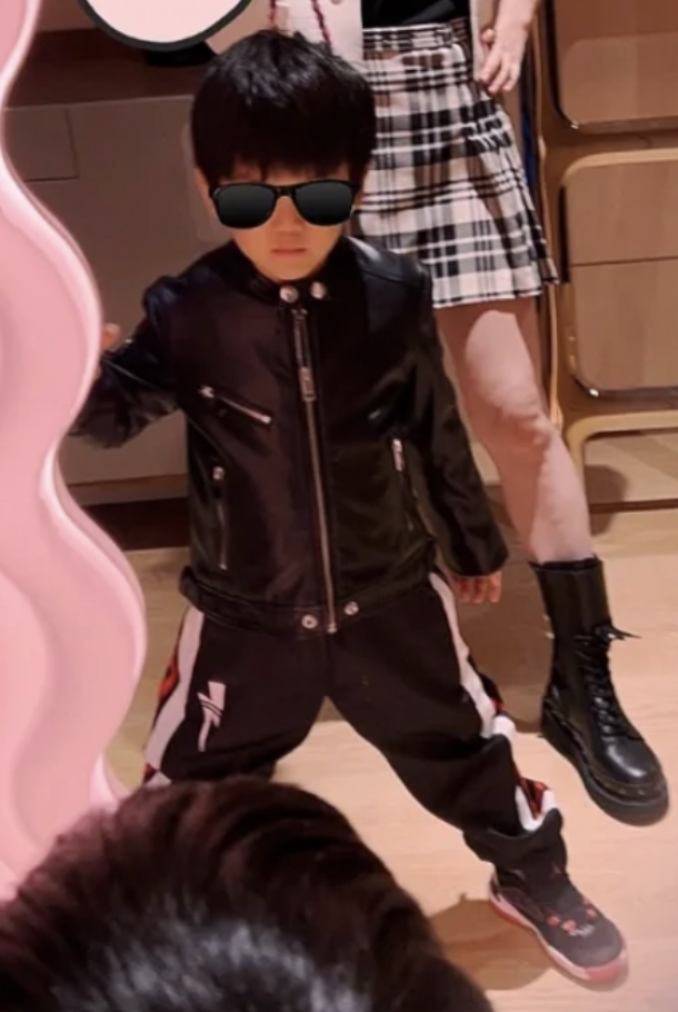 陈妍希|陈妍希晒母子合影，儿子小星星正面出镜，长得和爸爸陈晓一模一样