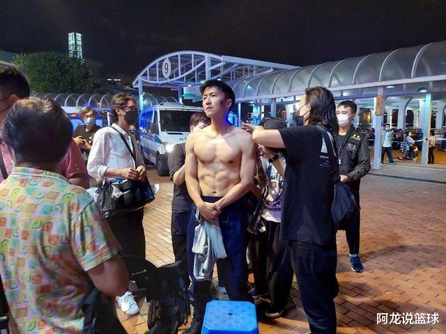 谢霆锋|41岁谢霆锋新戏路透，半裸大秀性感好身材，评论区却炸开锅了