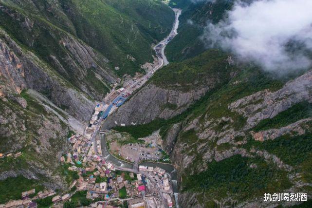 溧阳|四川有个县,与西藏隔江相望,县城狭窄两边是悬崖,令人望而生畏