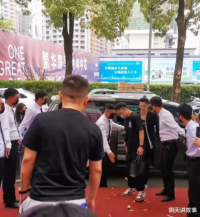 汪东城|明星汪东城现身南宁，与网红们直播跳舞带货，看起来不像已经41岁