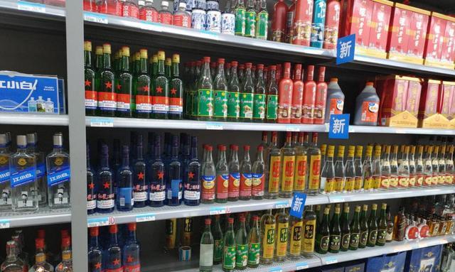 建议中老年人:手里再缺钱,也别喝这3种白酒,都是勾兑的