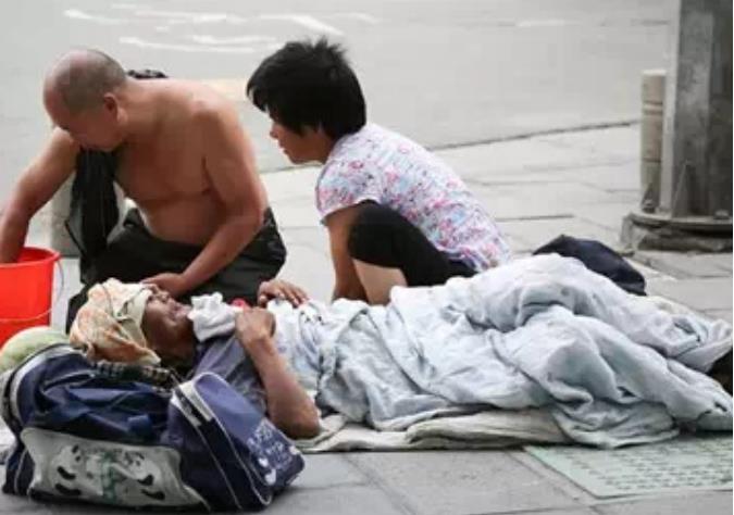 大爷|起底“职业乞讨者”:白天做生意晚上乞讨,吃香喝辣有车有房