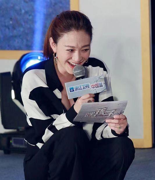 李小冉|李小冉终于遇对手，同框蒋雯丽气场弱一截，女企业家打扮也救不了