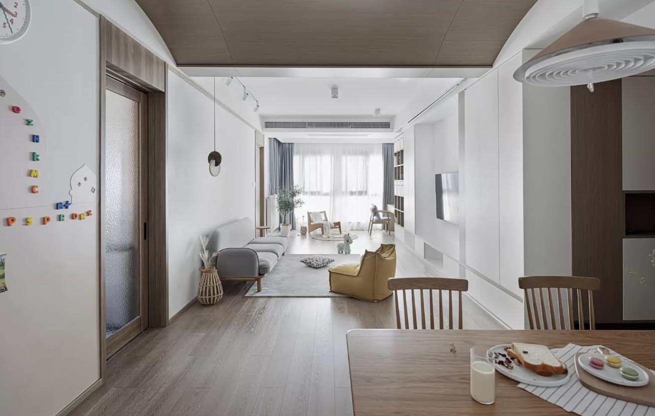 越来越多人喜欢将门套包到顶,看她103㎡家,清爽又温馨