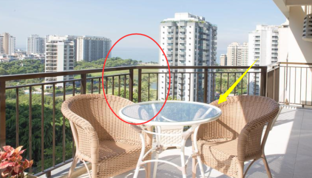 头一次看见把阳台改造成厨房的,老师傅看见直摇头,不安全!