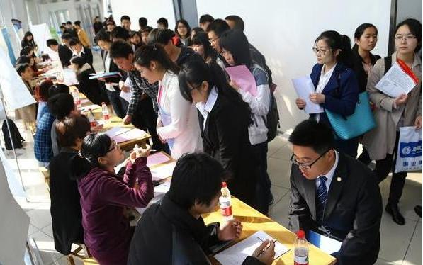 国企|?应届生比“往届生”更容易进国企，面试官给出答案，理由无力反驳