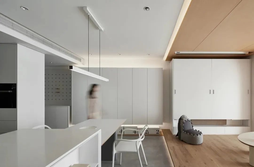 武汉夫妻的78㎡新家火了,把客厅装成了“大盒子”,太有眼光了