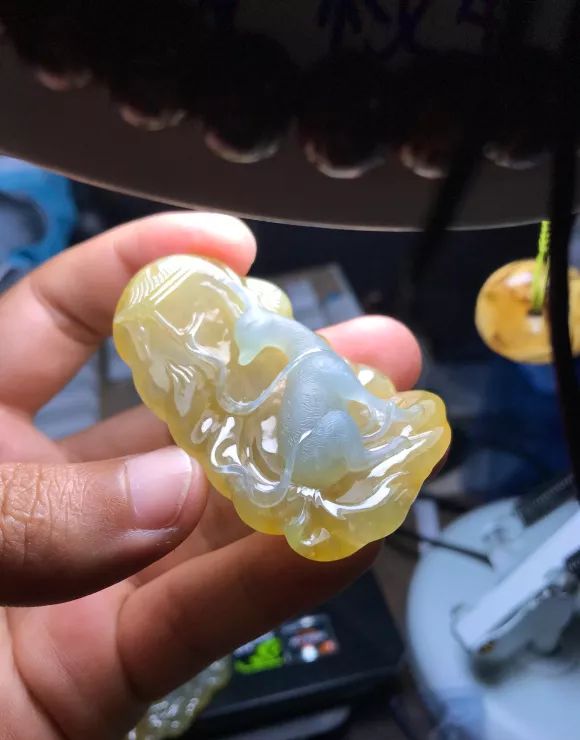 翡翠|一块不起眼的翡翠原石,雕刻出成品最后却惊喜不断,竟如此惊艳!