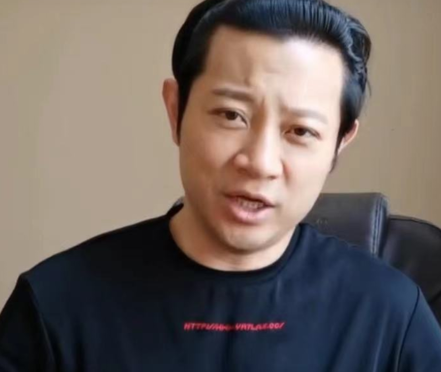 罗中旭|知名歌手罗中旭，紧急入院！被踢伤眼睛，疑视网膜脱落，双眼缠满纱布