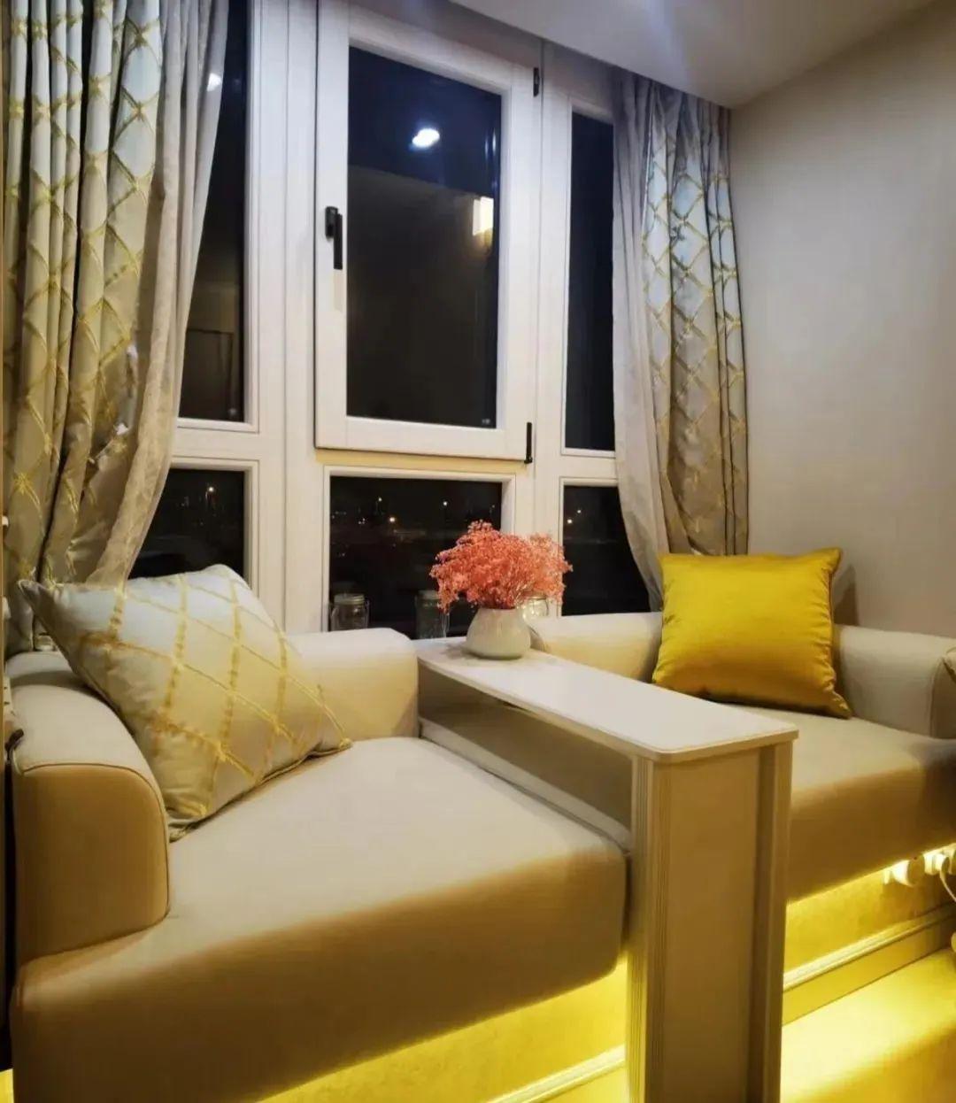 突然发现,飘窗不能砸反倒是好事,原地改沙发,能坐能躺实用性强