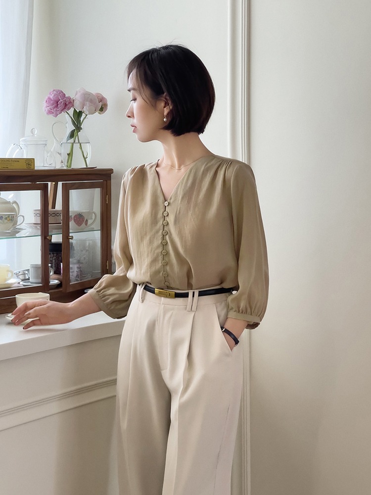 40岁的女性这么穿显年轻？衬衫+半身裙或者西裤，高级时髦又减龄