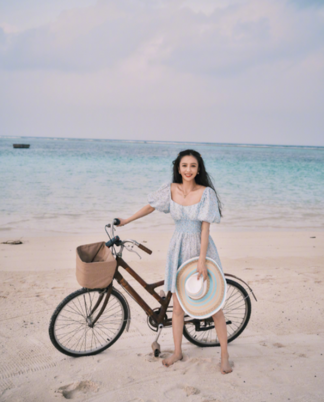 佟丽娅|佟丽娅沙滩上光脚骑车,打扮清新好减龄,40岁看起来依旧美如少女