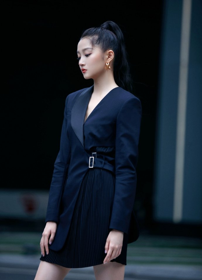 关晓彤|关晓彤西装马尾细高跟,尽显干练成熟美。