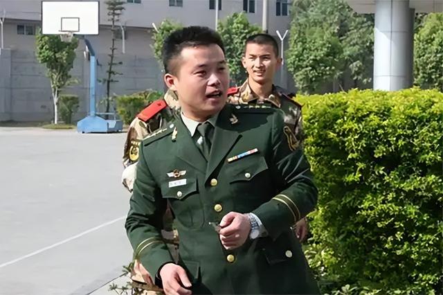 还记得跳江救人不幸牺牲的郑益龙吗?妻子被特招入伍,授少校警衔
