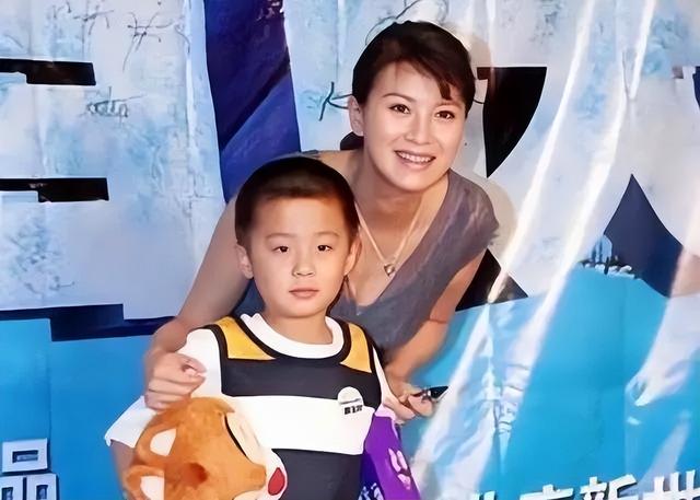 李幼斌|李幼斌儿子李小珂:弟弟被宠成宝,自己38岁还未结婚