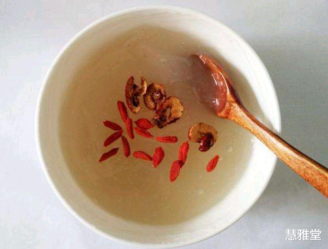 雌激素|雌激素偏低的女人，饮食不要太随意，建议坚持：“3不吃、4常吃”