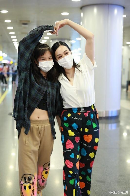 钟丽缇|钟丽缇与女儿同框,用“上简下繁”来显年轻,看着不像母女像姐妹
