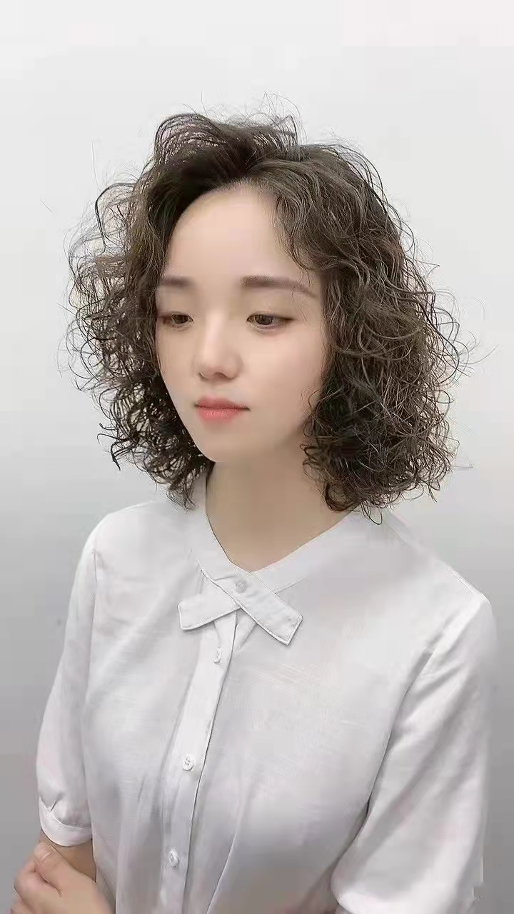 发型 发量少的女生适合什么发型?这三种发型显发量又好看,建议你选择