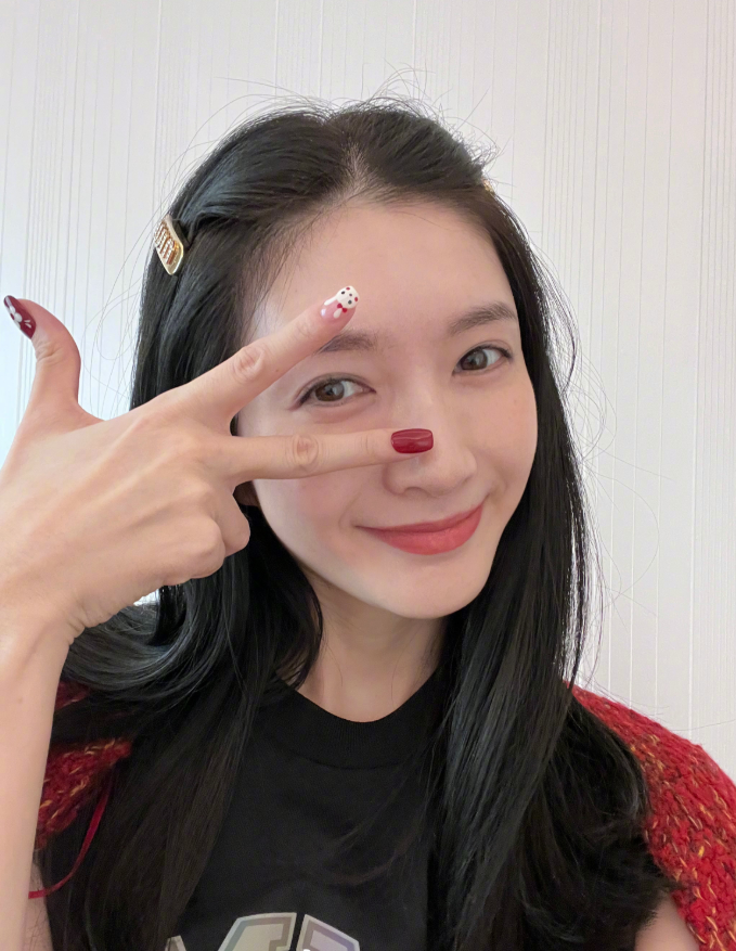 江疏影|江疏影《无名》戏份不多!红色旗袍造型却美得难忘,程耳太会拍了