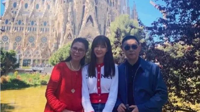 Angelababy|沈梦辰带父母打卡圣地，未见杜海涛踪影，左手婚戒已取下被劝离婚