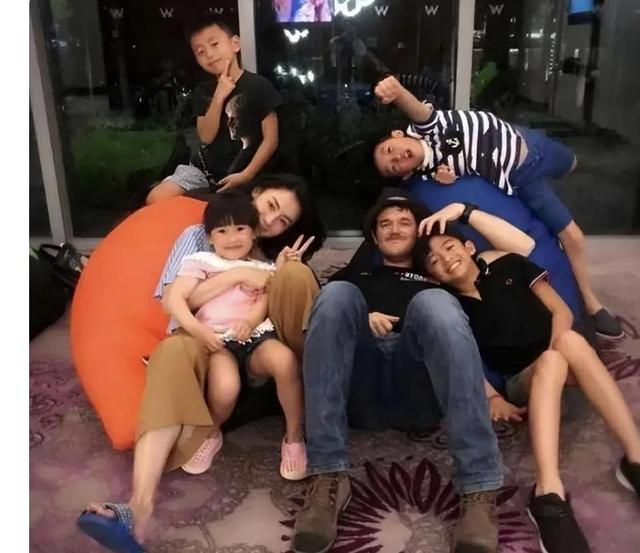 张柏芝|张柏芝情人节晒照,大儿子模样变化大,文案透露情感状态