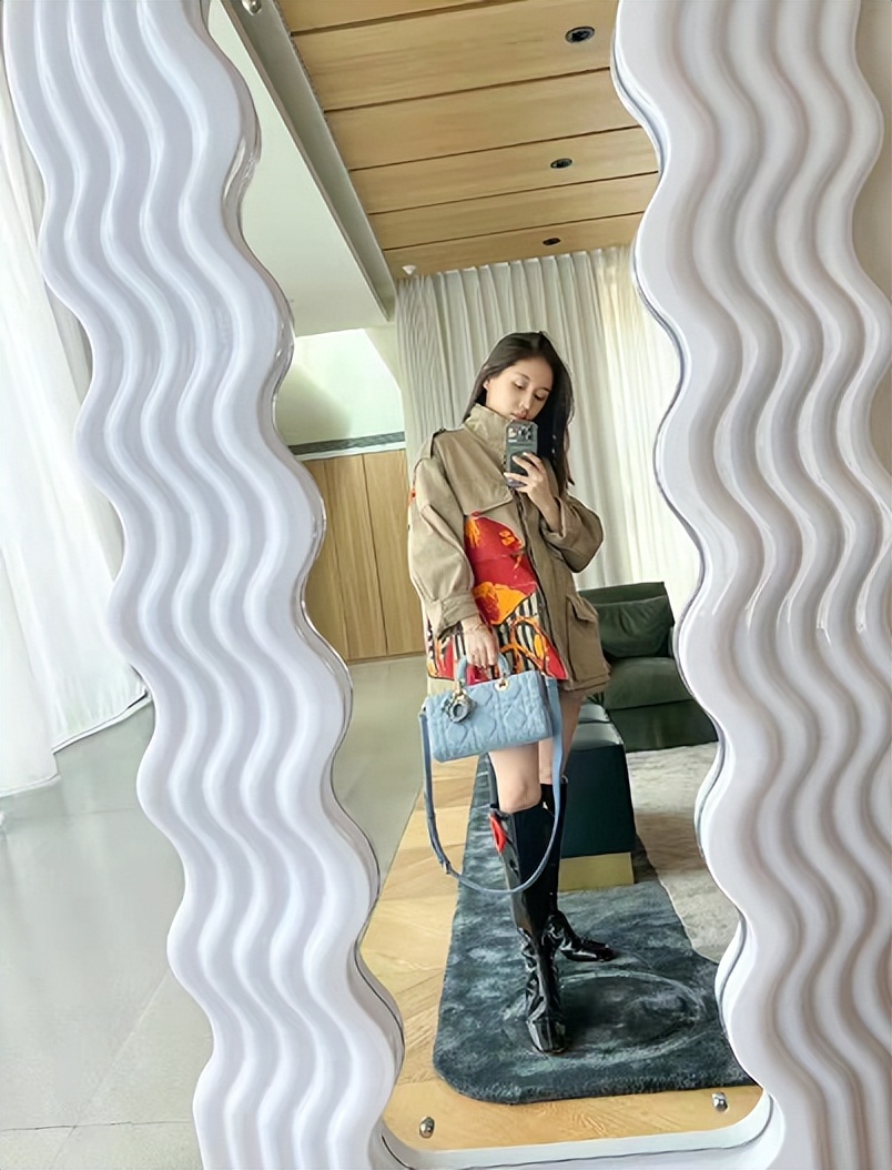 王子文|35岁王子文素颜正面照曝光！皮肤白皙似少女，坐吴永恩肩上太幸福