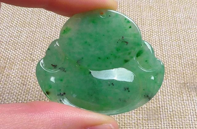 翡翠|翡翠的黑点和色根属于瑕疵吗？对翡翠的价值有什么影响？