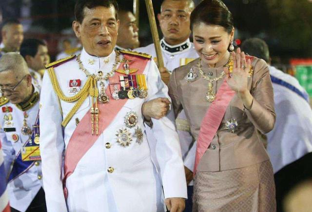 古力娜扎|50岁西拉米深情不改，情人节连拍两套照片，手挽泰王笑容分外甜蜜