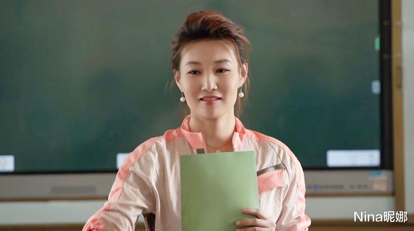 李梓萌|央视主持李梓萌长城拍大片，穿大衣长靴身材高大，多人伺候星范足